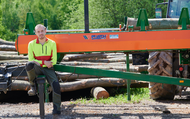 Zu sehen ist Fabian Kühn in Arbeitskleidung.