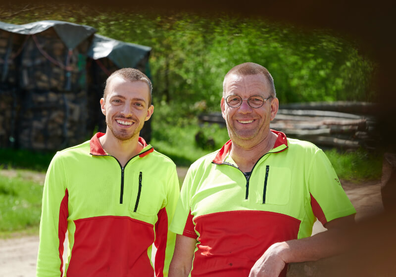 Zu sehen sind Fabian und Andreas Kühn in Arbeitskleidung.